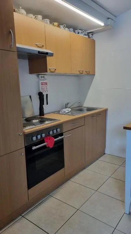 Fullbúið eldhús með eldavél, ofni, uppþvottavél og öllum nauðsynjum.